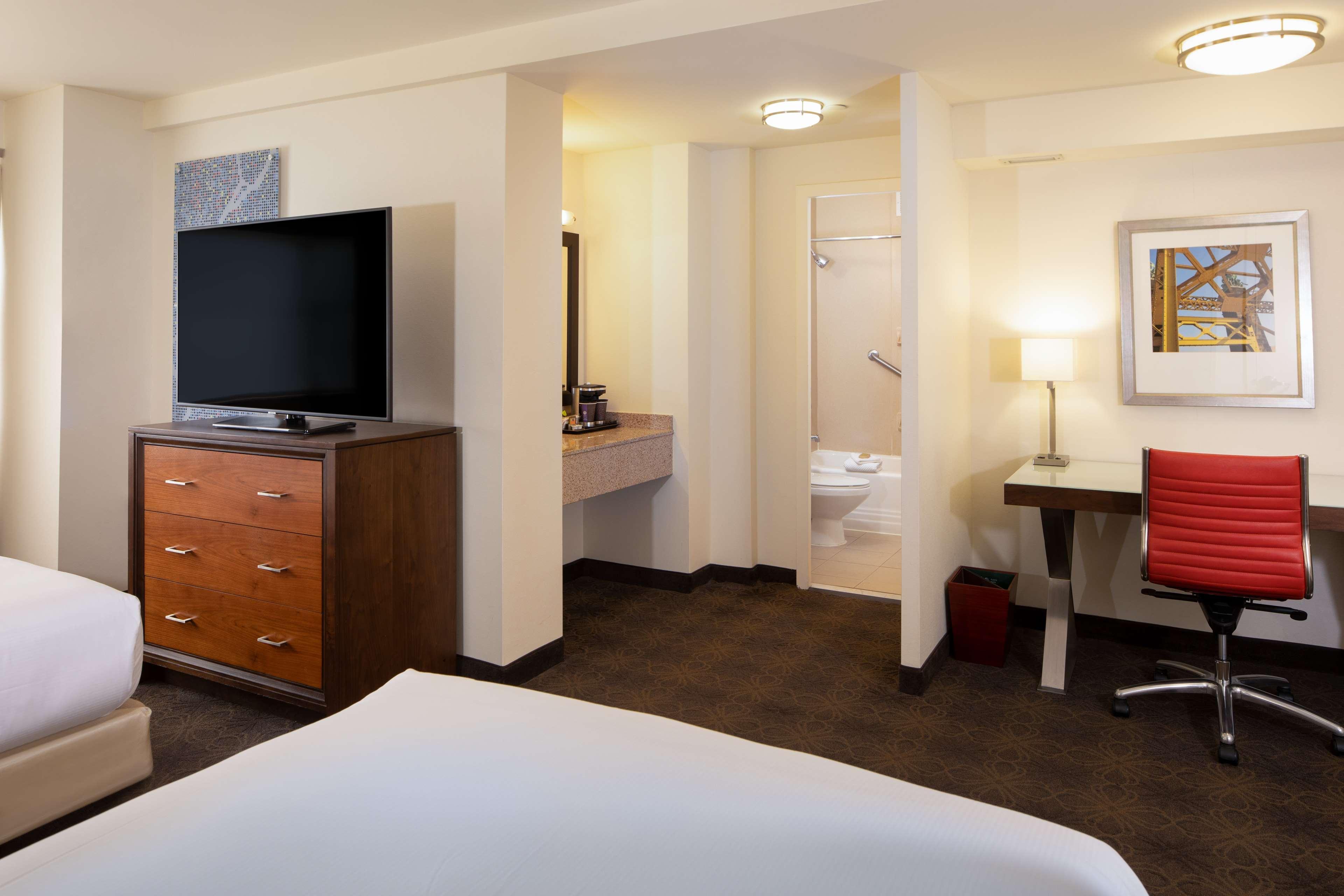Doubletree By Hilton Hotel & Suites Pittsburgh Downtown Екстериор снимка