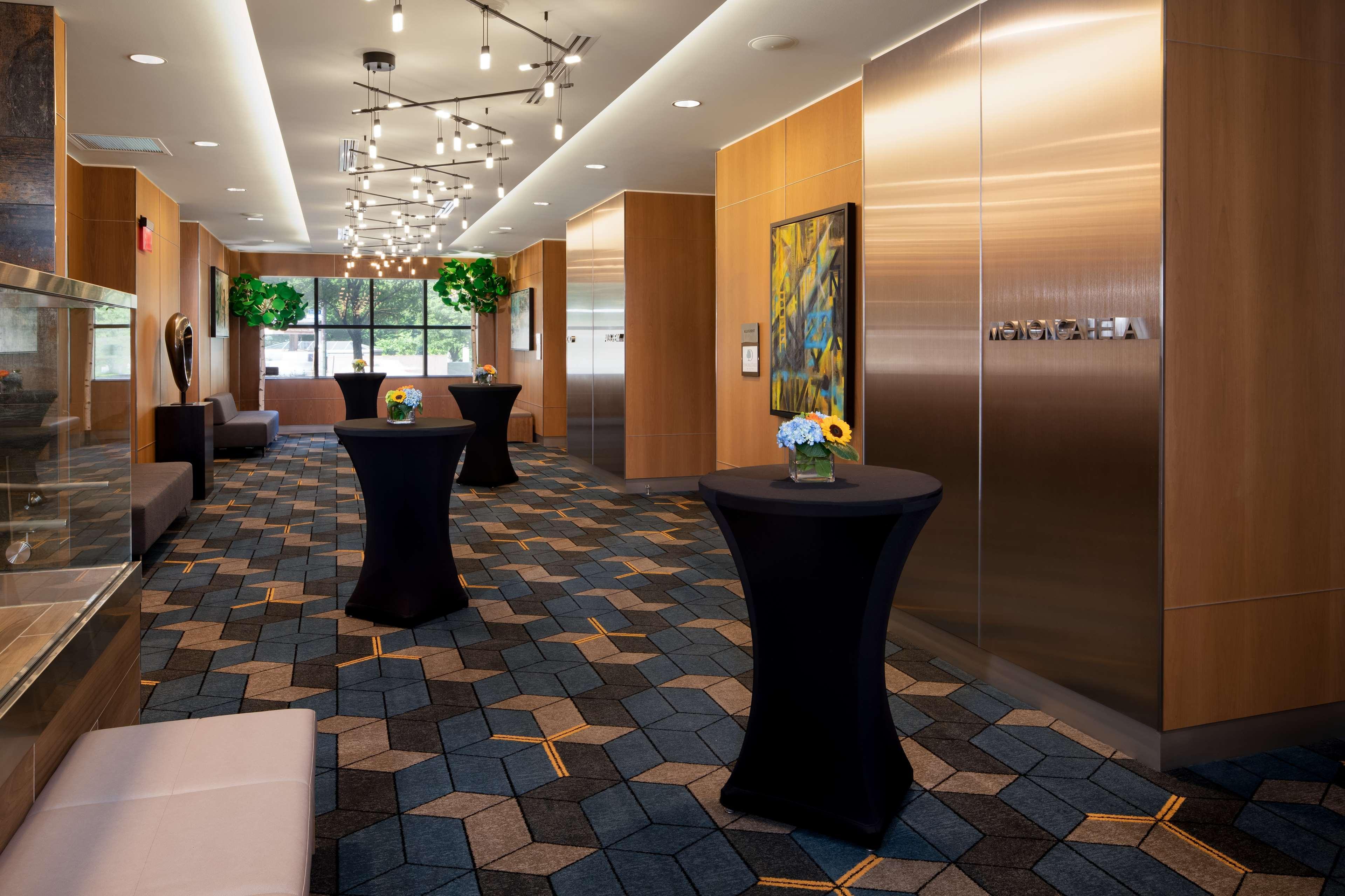 Doubletree By Hilton Hotel & Suites Pittsburgh Downtown Екстериор снимка