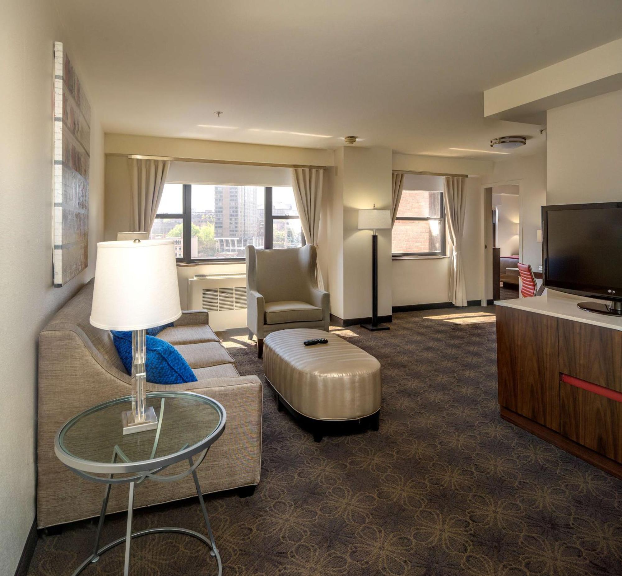 Doubletree By Hilton Hotel & Suites Pittsburgh Downtown Екстериор снимка